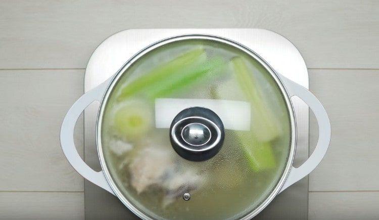 Kog bouillon under låget.