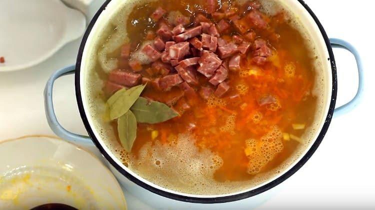 Adăugați sare, piper, foi de dafin.