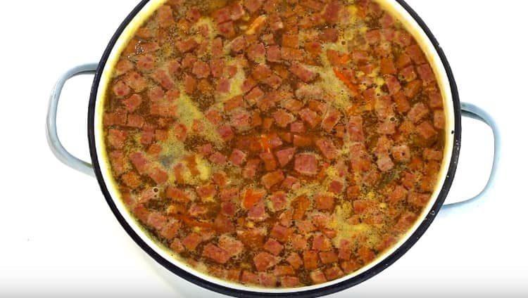 Gătiți supa încă 10 minute.