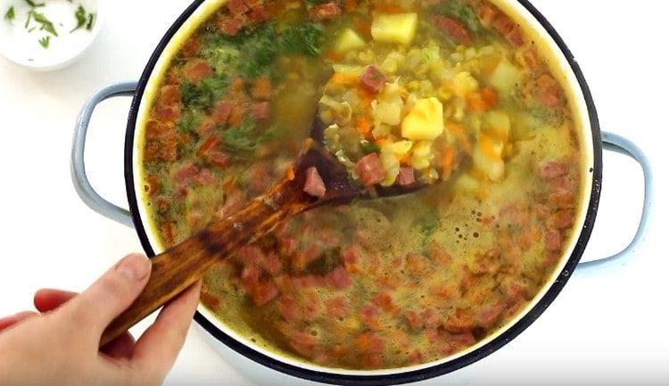 Ciorba aromată de mazăre cu cârnați afumați este gata.