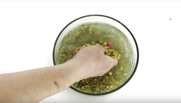 Spălați mazărea și înmuiați.