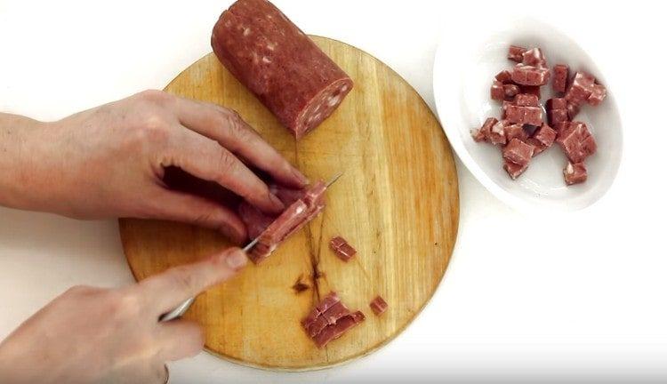 se taie și cârnații.