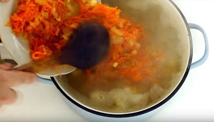 Adăugați prăjirea în ciorbă.