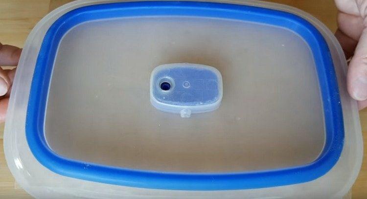 cubra el pastel con una tapa y póngalo en el refrigerador.