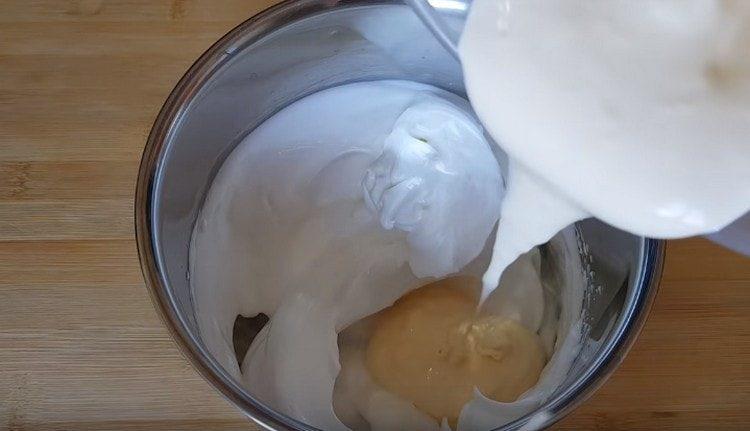 Mezcle suavemente la proteína y la masa de la yema.