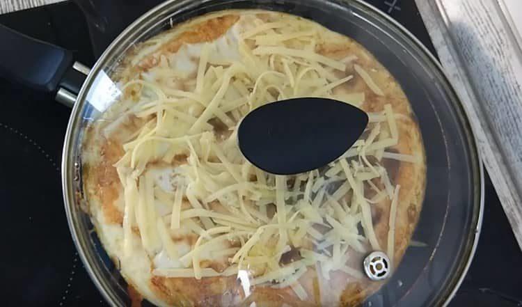 Saupoudrer le plat de fromage et du reste des herbes.