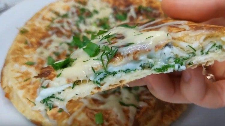De tels œufs brouillés dans du pain pita sont très savoureux et satisfaisants.