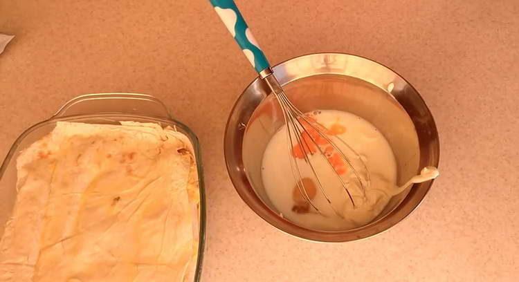 se toarnă smântână și ouă într-un bol