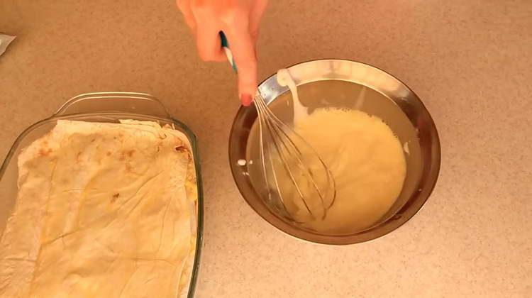 amestecă smântâna cu ouăle