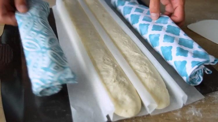 Baguete no forno de acordo com uma receita passo a passo com uma foto