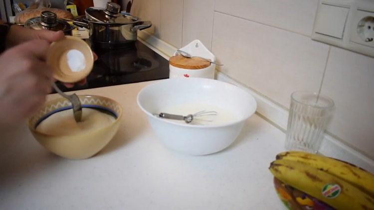 mélanger la farine et la levure chimique