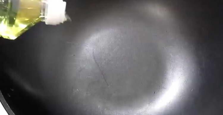 painitin ang langis sa isang kawali