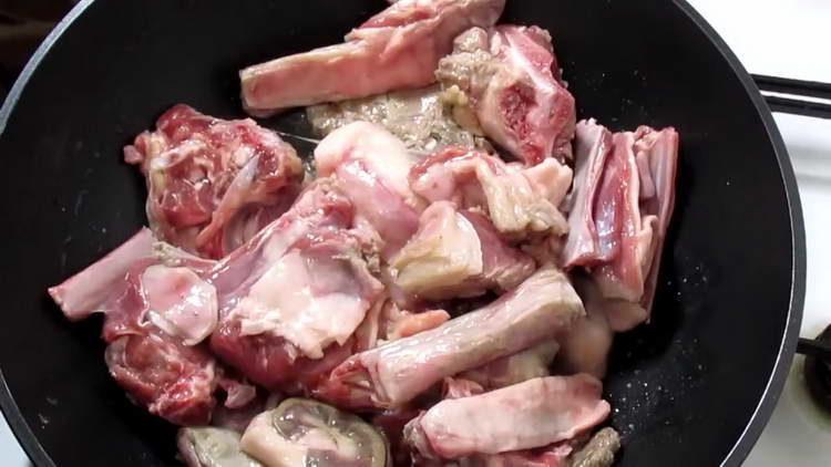 ilagay ang kordero sa isang kawali