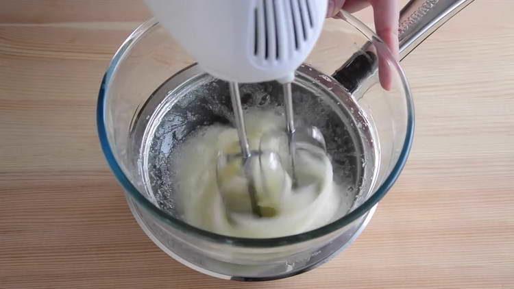 bate masa până când spumele stabile