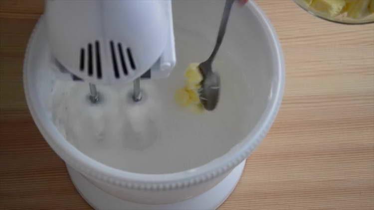 puneți untul în smântână