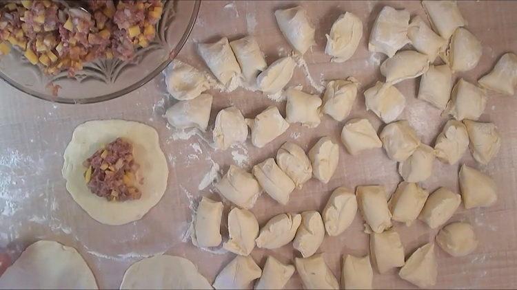 læg påfyldningen på dejen