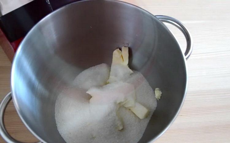 se amestecă zahărul și untul