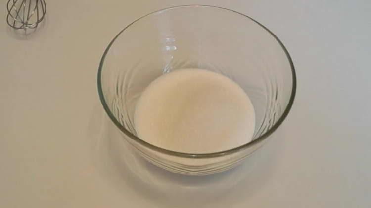 vierta azúcar en un tazón