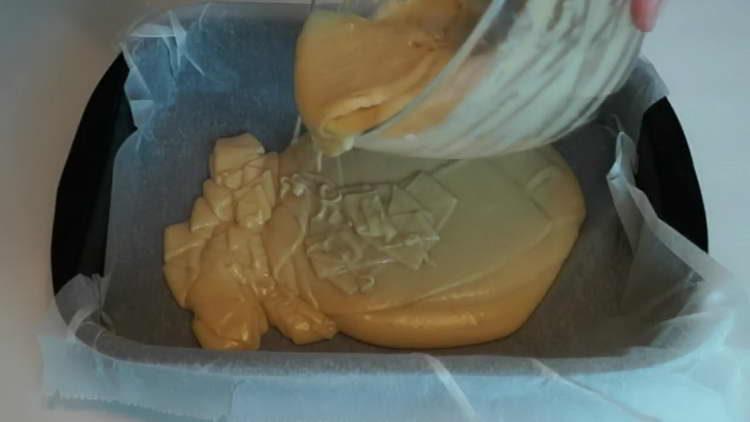 vierta la masa en una bandeja para hornear