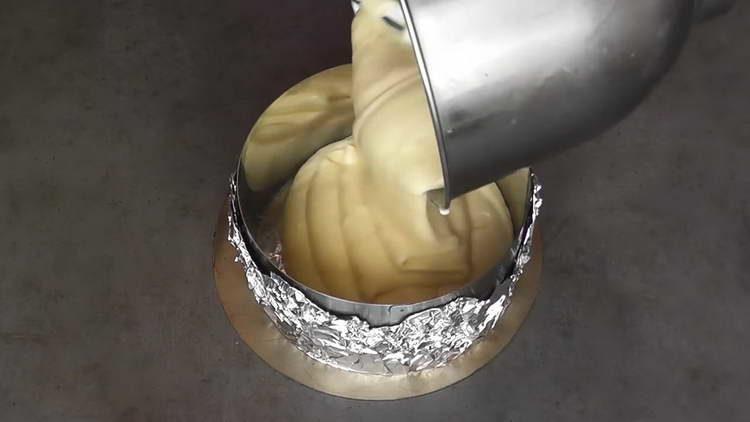 vi flyttar kexdeigen till formen