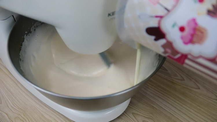 bland creme fraiche og kondenseret mælk