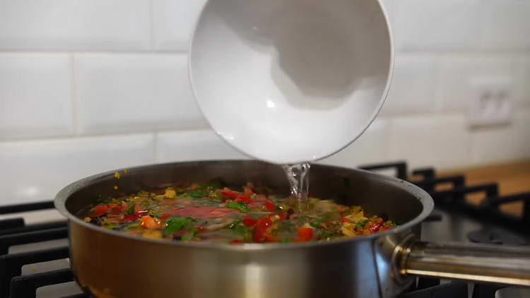 se toarnă apă în bulgur