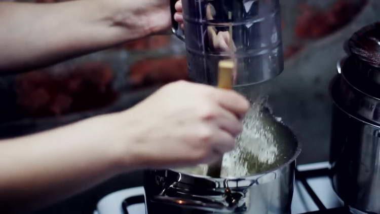 ibuhos ang harina sa kawali