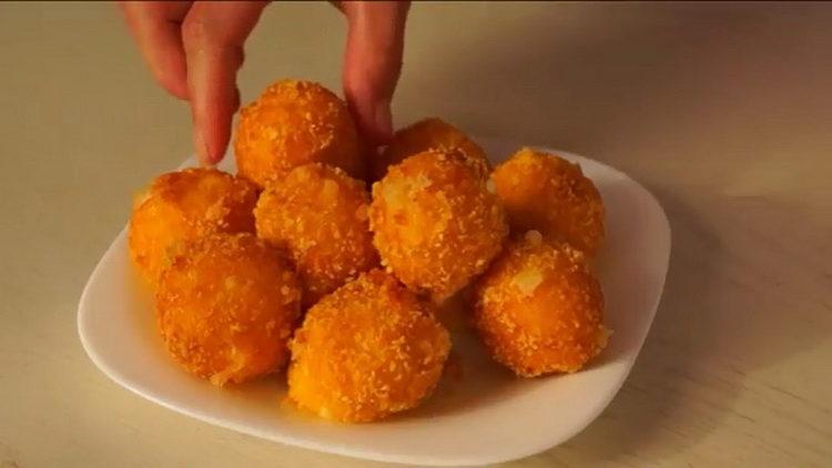 bucatele de brânză sunt gata