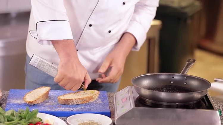 verser la bruschetta à l'huile