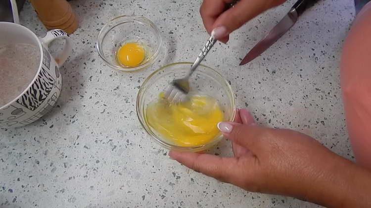 טורפים את הביצה במזלג