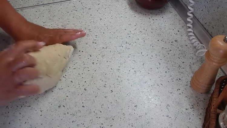 לשים את הבצק בידיים