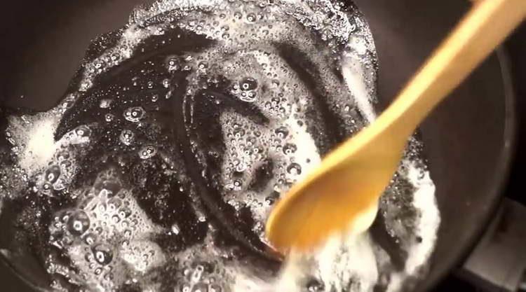 abocar oli en una paella