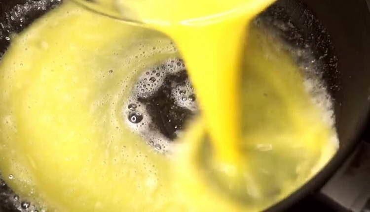 abocar els rovells a la cassola