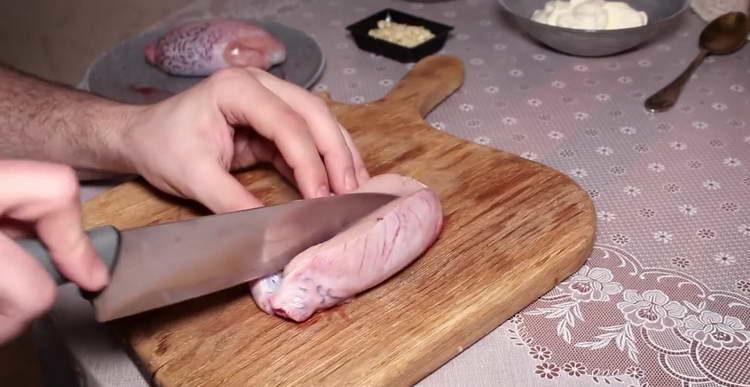 skär äggen i hälften