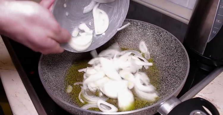 skär löken i halva ringar