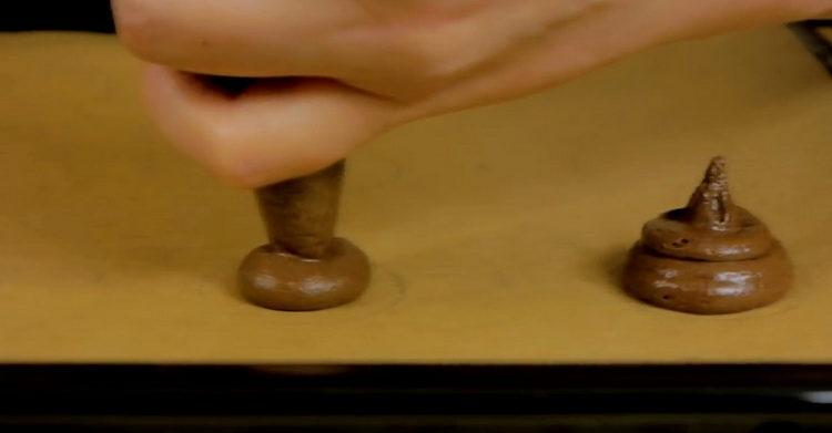 pune aluatul pe hartie