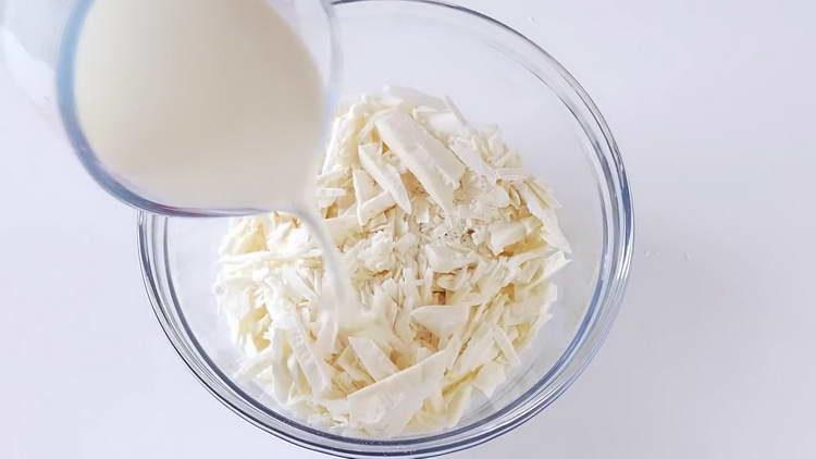 hæld fløde i chokolade