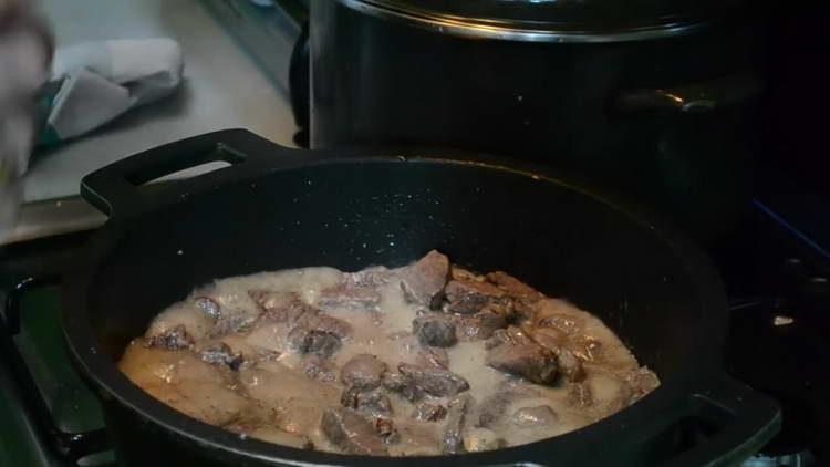 vierta el vodka en la carne de res