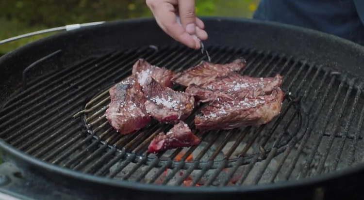 sare carnea pe partea cealaltă