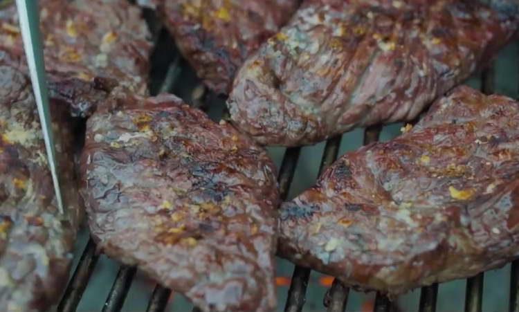 scoate fripturile de pe foc