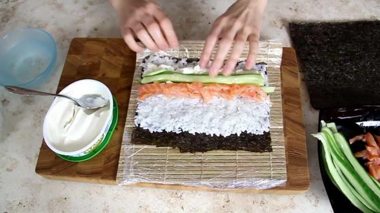 puneți orez și castraveți