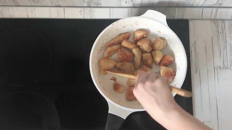 أضف الدقيق إلى اللحم