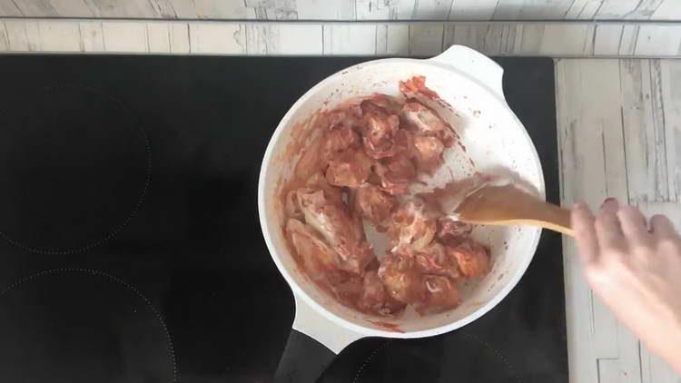 تُسكب الكريما الحامضة ومعجون الطماطم في فيليه