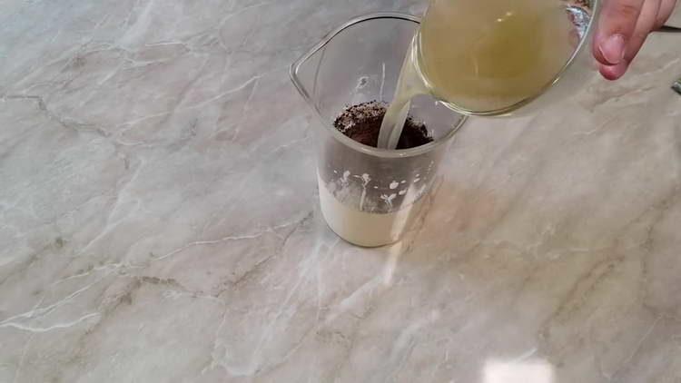 se toarnă cappuccino în laptele copt fermentat