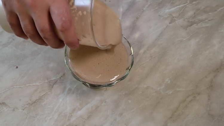 se toarnă amestecul în forme