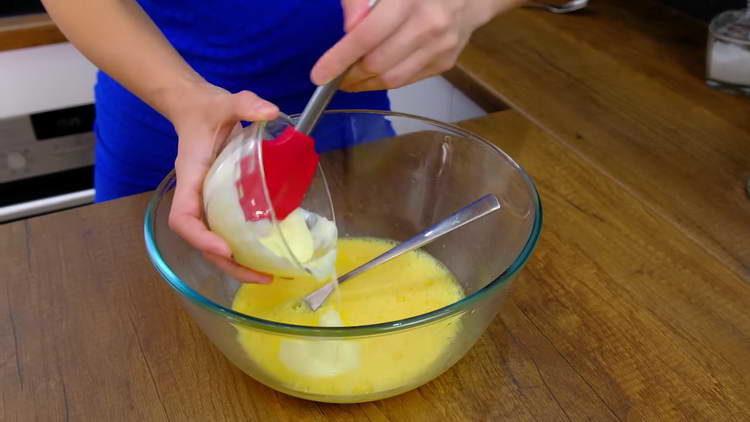 adăugați lapte condensat în ouă