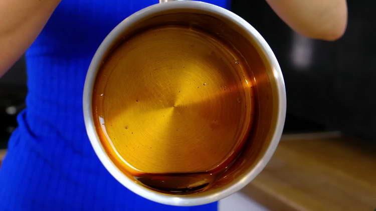 turnați caramelul în matriță