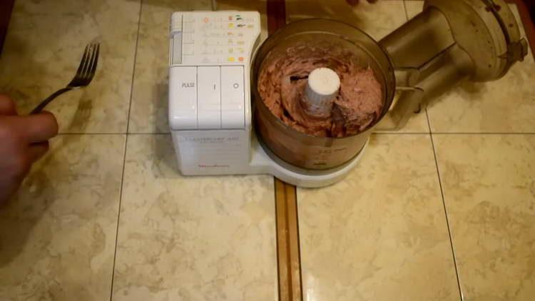 добавете кайма в блендера