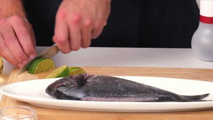 couper en rondelles de citron vert