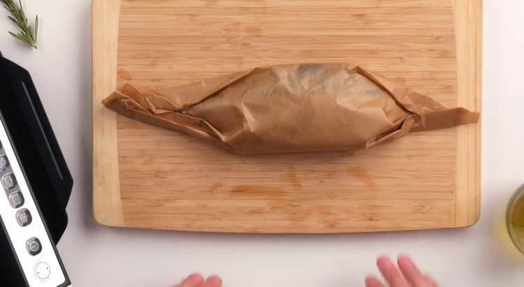 emballer le poisson dans du papier